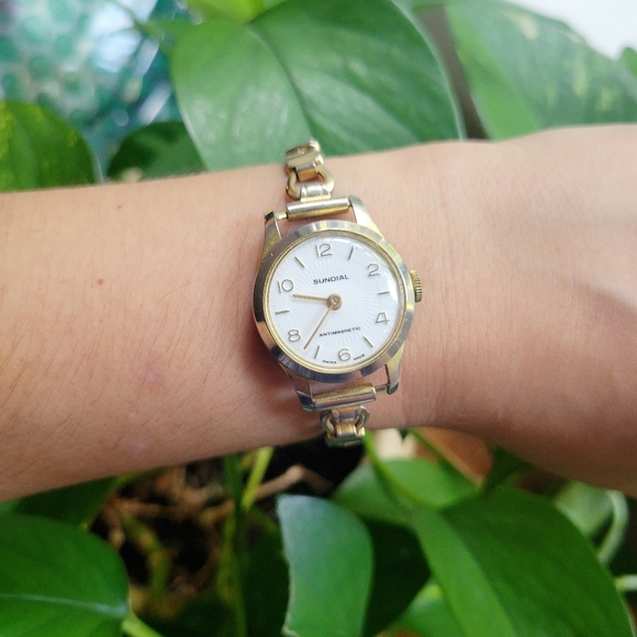 Vintage Swiss Sundial Antimagnetic Diamond Tooled Classic Gold Stretch Watch - Picture 4 of 8